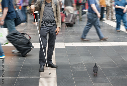 Fototapet Blind man uses the tactile guidance system in the station