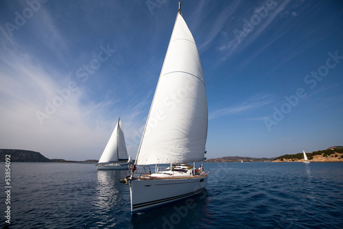 Sailing yacht race © De Visu