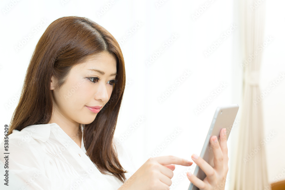 部屋で寛ぐ女性 部屋で寛ぐ女性