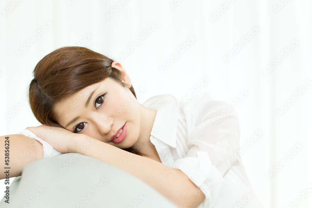 部屋で寛ぐ女性 部屋で寛ぐ女性
