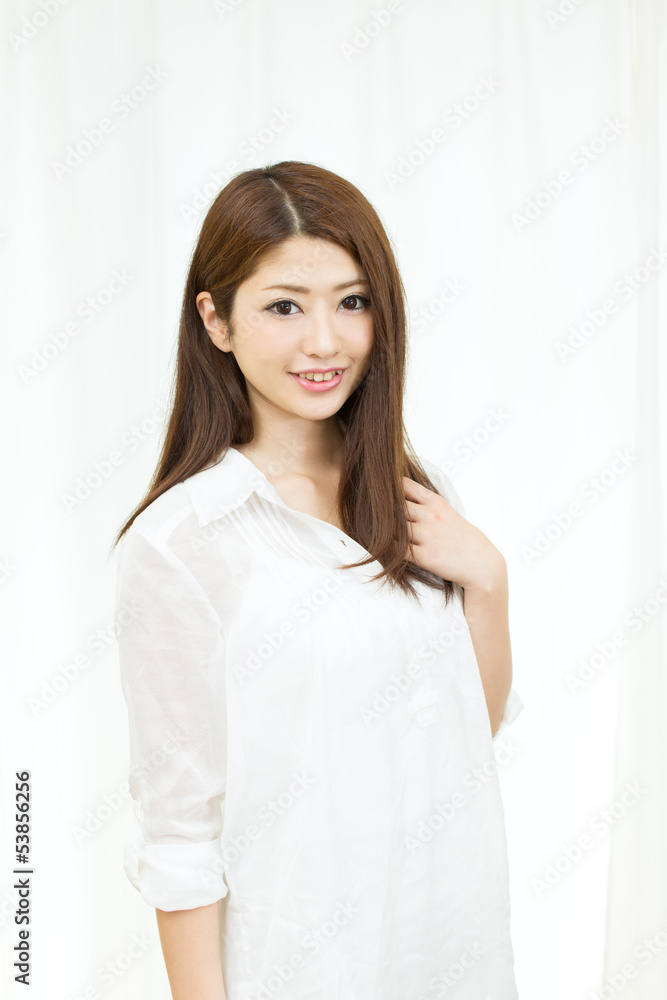 部屋で寛ぐ女性 部屋で寛ぐ女性
