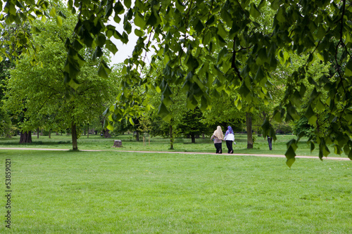Donne con il Burka al parco, Londra