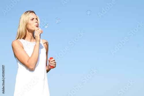Frau mit Seifenblasen