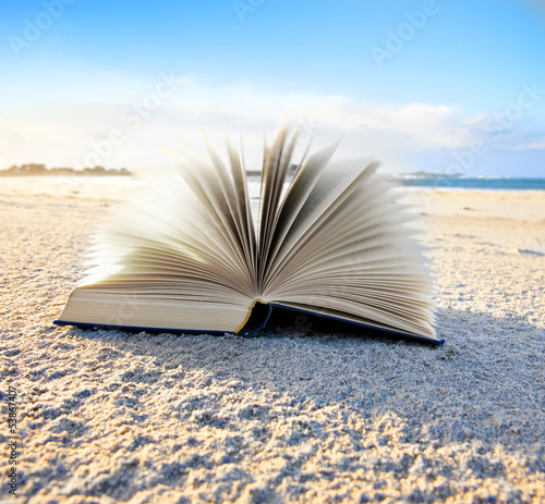 Buch am Strand