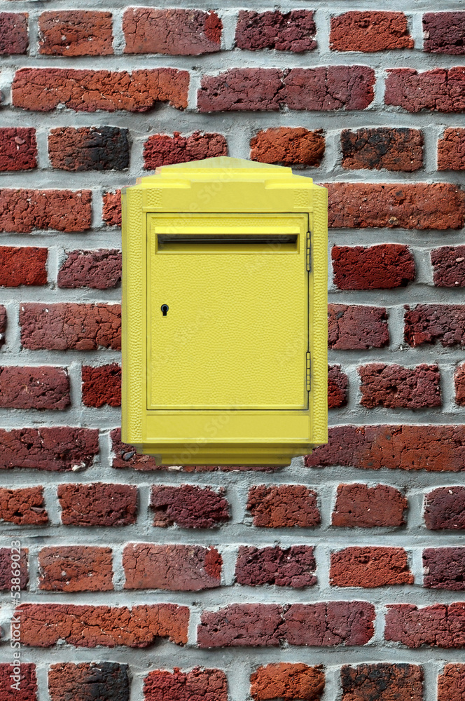 Boîte aux lettres poste jaune Boîte aux lettres poste jaune