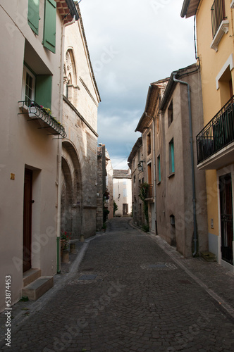 ruelle village de Villemagne dans l' Hérault © pixarno