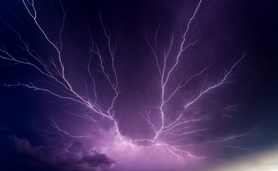 Keuken achterwand Onweer Krachtige bliksems boven nachtelijke horizon  © Minerva Studio