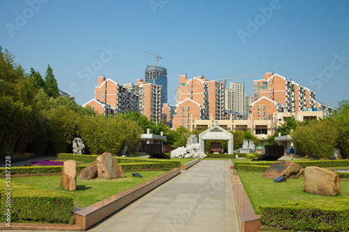 Строительство нового жилого района рядом с парком в Шанхае