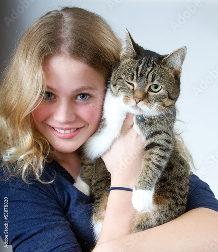 Mädchen mit witziger Katze