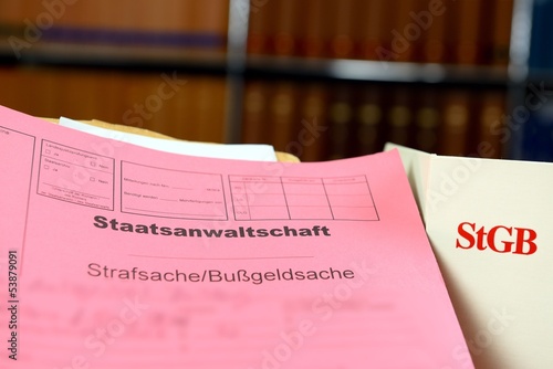 Tableau sur toile Strafakte mit Gesetzbuch