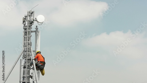 technician fixing antenna working on elevations copy space to th