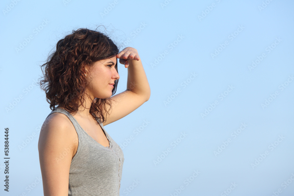 Attractive woman looking ahead with the hand in forehead