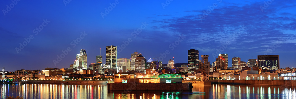 Fototapeta premium Montreal over river at dusk