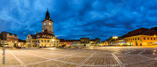 Tableau sur toile Panoramic view of Council Square in Brasov. night view