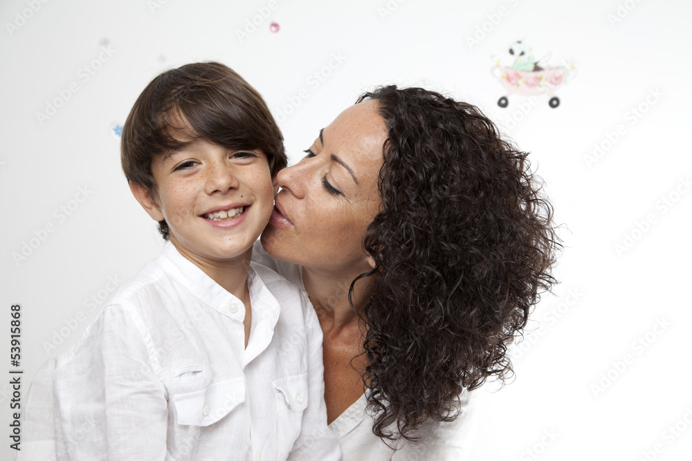 Madre besando a su hijo 2 foto de Stock | Adobe Stock