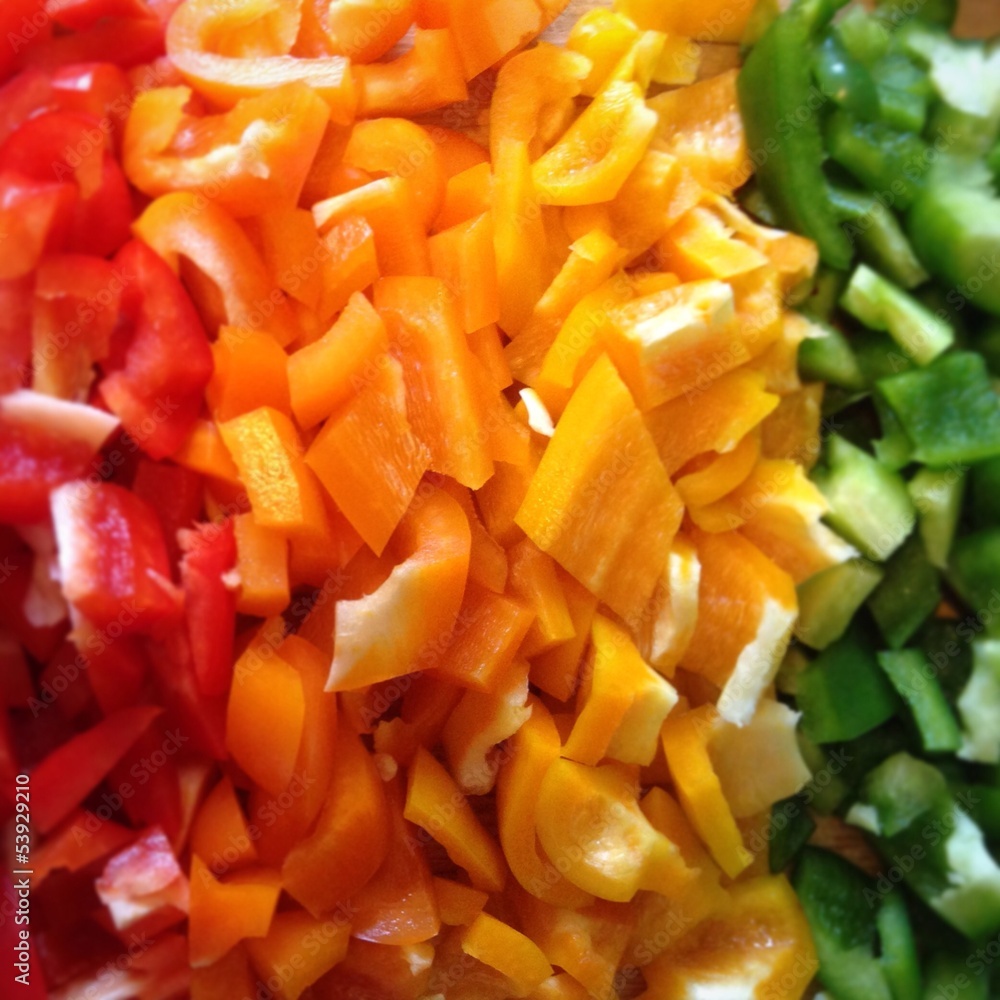 Geschnittene Paprika farblich sortiert Geschnittene Paprika farblich sortiert