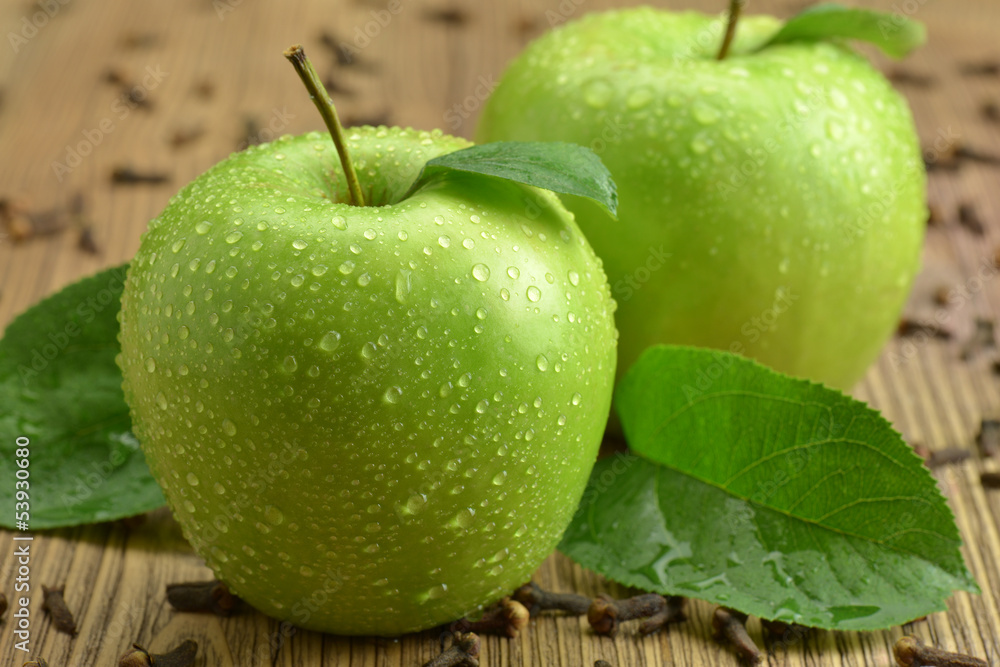 Zielone jabłka z goździkami - obrazy, fototapety, plakaty 