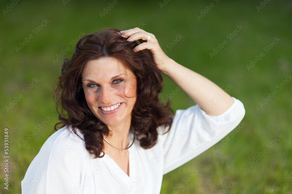 glückliche Frau im Freien