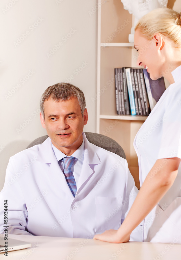 Obraz premium two doctors have conversation