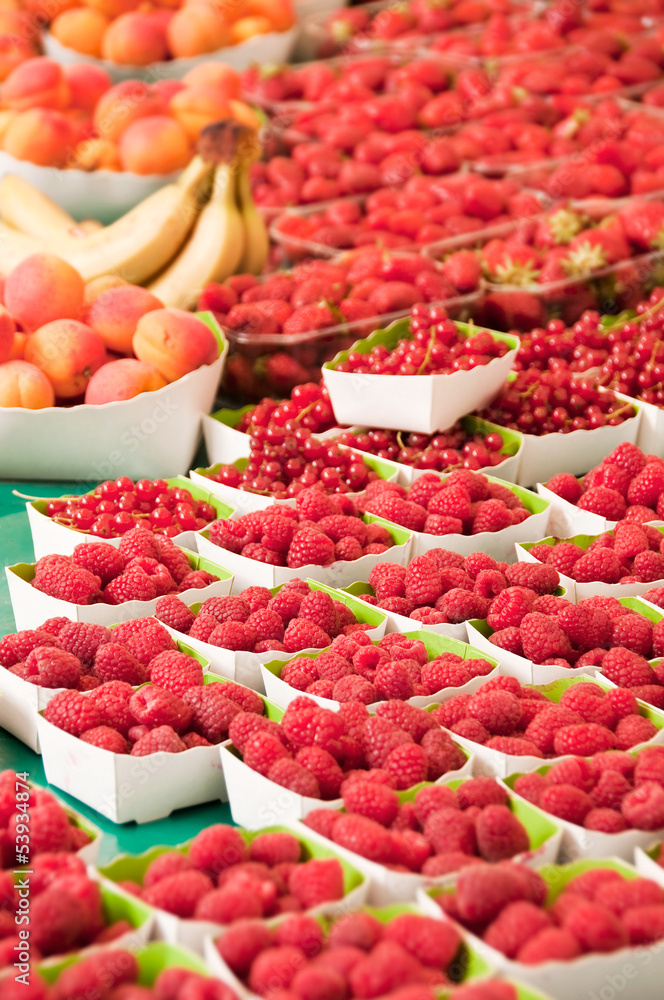 Framboises et fruits rouges au marché