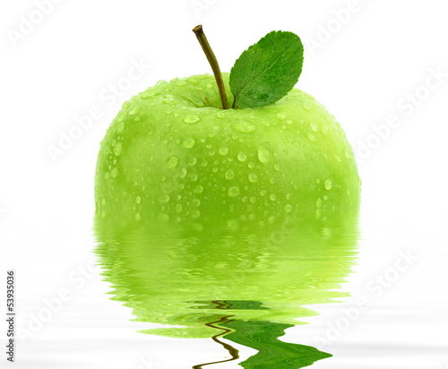 Mokre jabłko w wodzie
