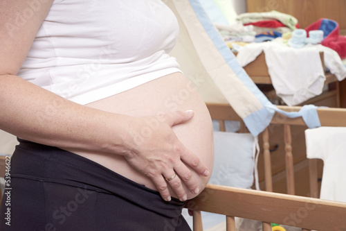 schwangere Frau im Kinderzimmer