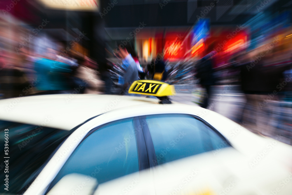 Taxi in der Stadt mit Zoom-Effekt