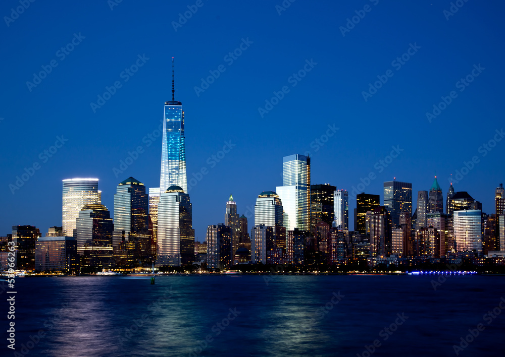 Fototapeta premium Nowa Wieża Wolności i Nocna panorama Dolnego Manhattanu