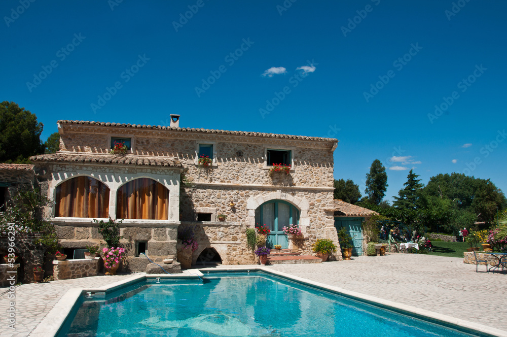 villa avec piscine - obrazy, fototapety, plakaty 