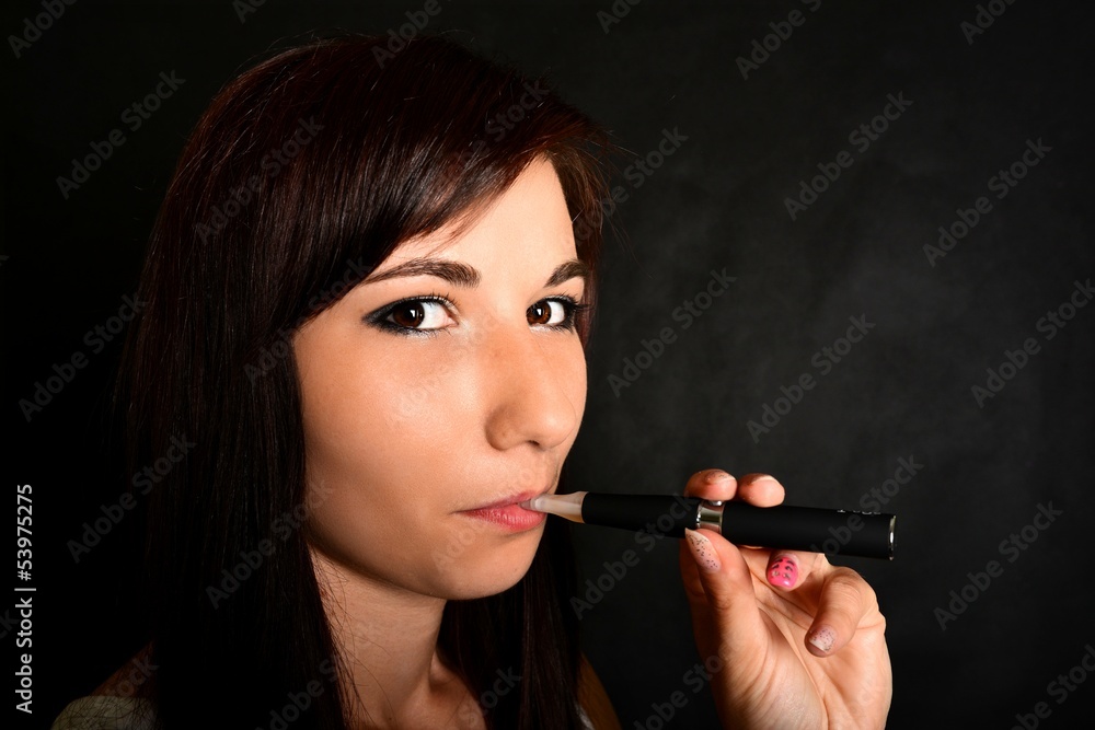 Obraz premium woman smoking e-cigarette