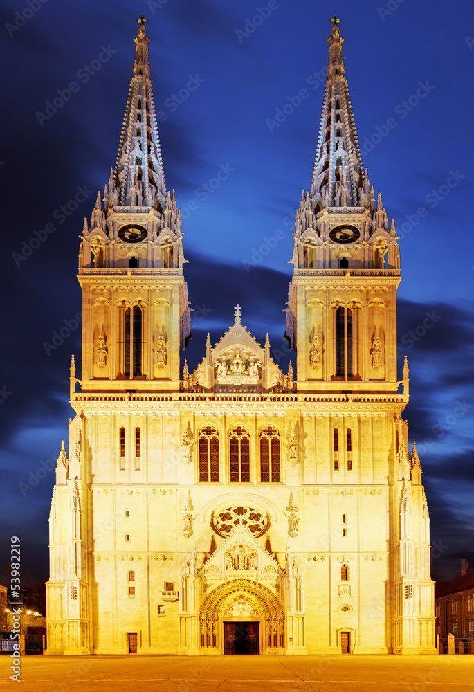 Fototapeta premium Zagreb cathedral at night