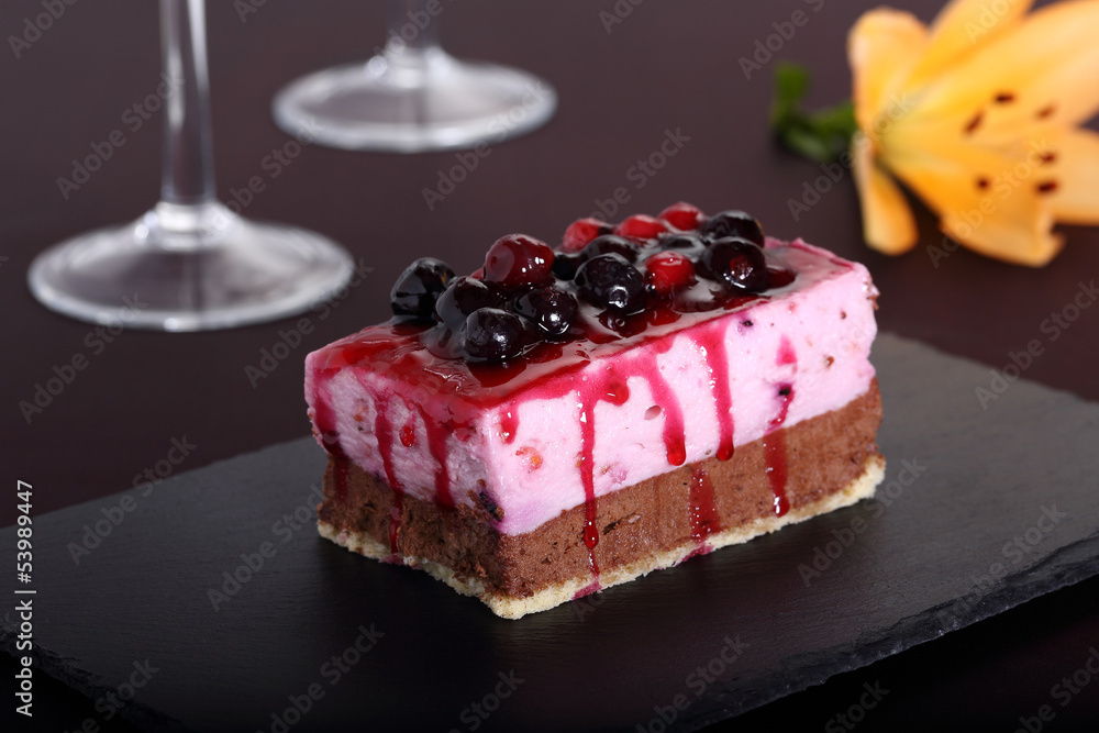dessert con frutti di bosco su pietra nera sfondo porpora dessert con frutti di bosco su pietra nera sfondo porpora
