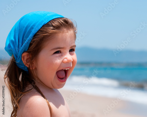 Bambina al mare che ride
