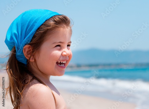 Bambina al mare che ride