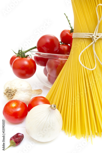 spaghetti, cherry tomatoes, onions, garlic, bay leaf, pepper on