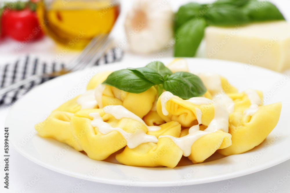 Tortellini with cheese sauce - Tortellini mit Käse-Sauce Tortellini with cheese sauce - Tortellini mit Käse-Sauce