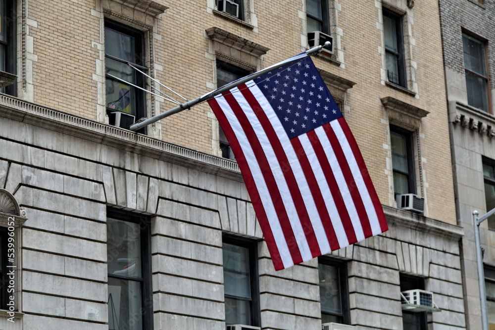 Immeuble avec drapeau américain, New York.