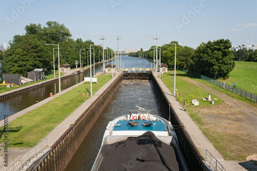 Kohleschiff in Schleuse