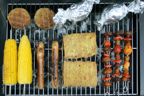 Draufsicht eines Grills mit vegetarischem Grillgut photo