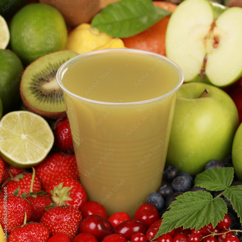 Saft aus Äpfeln, Kiwi und Zitrone Saft aus Äpfeln, Kiwi und Zitrone