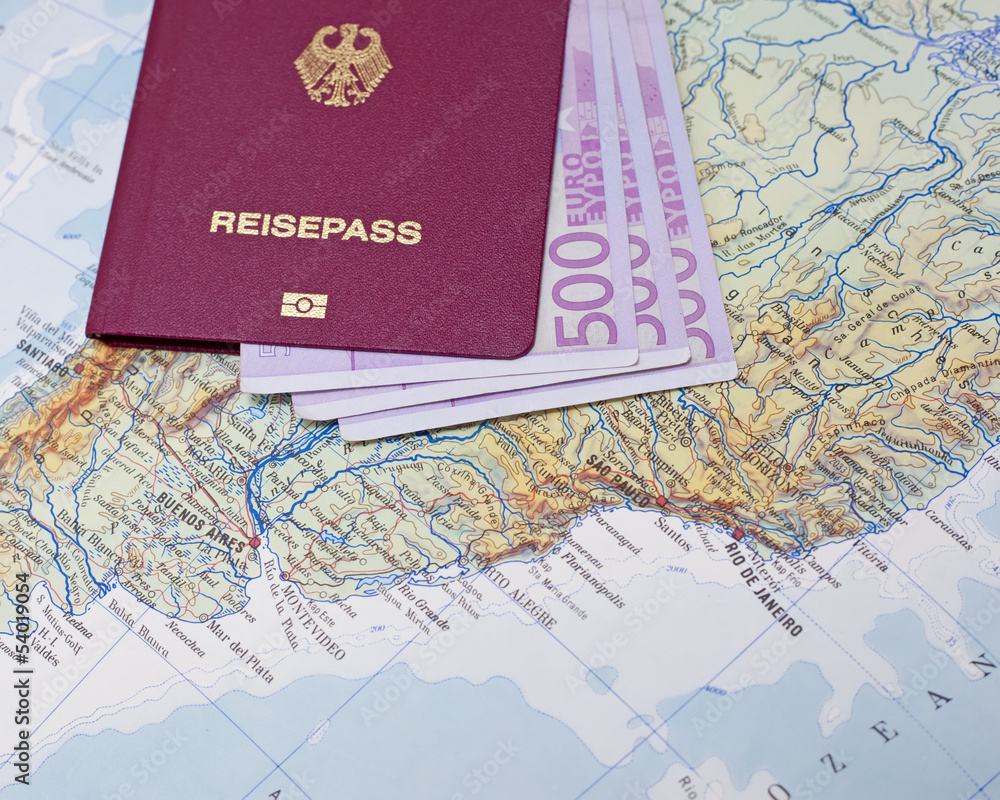 Reisepass mit Euro Scheinen auf Südamerika Karte Reisepass mit Euro Scheinen auf Südamerika Karte