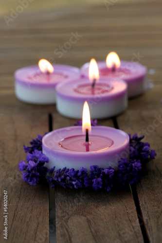 Wellness lila Teelicher mit Lavendel in D  mmerung