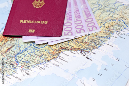 Reisepass mit Euro Scheinen auf Südamerika Karte