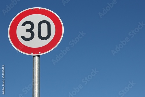 Deutsches Verkehrszeichen: zulässige Höchst­geschwindigkeit 30 km/h