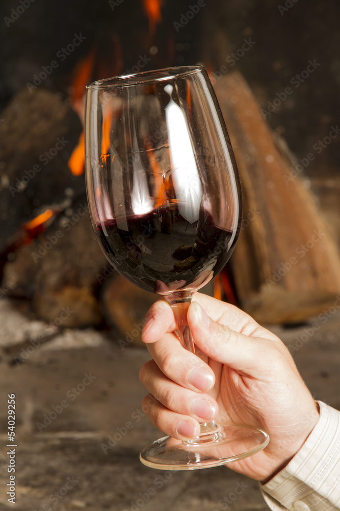 Copas de vino y botella de vino tinto, mano, brindis Stock Photo | Adobe  Stock
