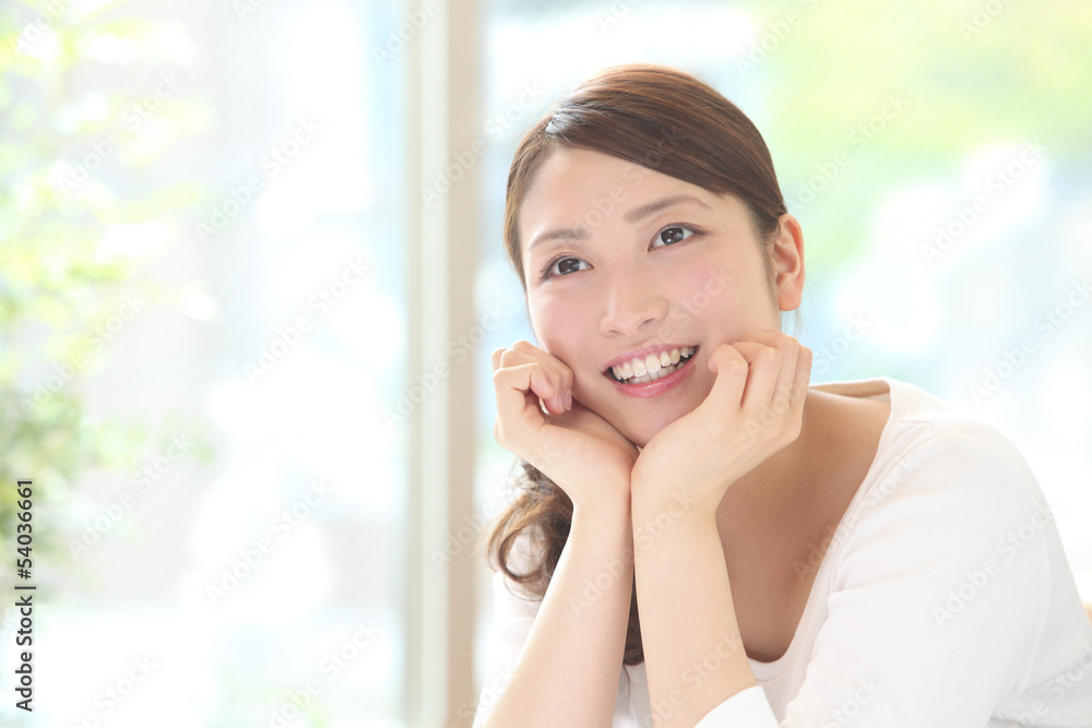 笑顔の若い女性