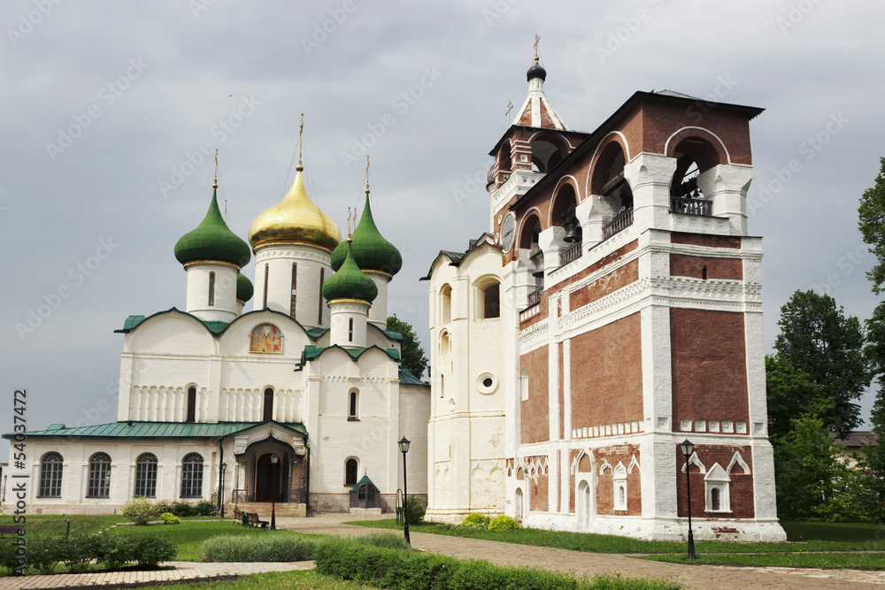 Bell tower and the Spaso-Preobrazhensk y Cathedral in Suzdal