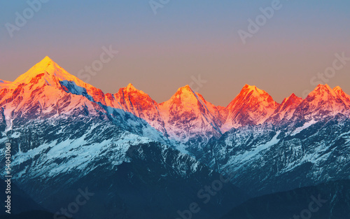 zachód słońca na Mountain Peaks panchachuli w indyjskich Himalajach