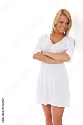 Attraktive junge Frau in leichtem Sommerkleid © Kaesler Media