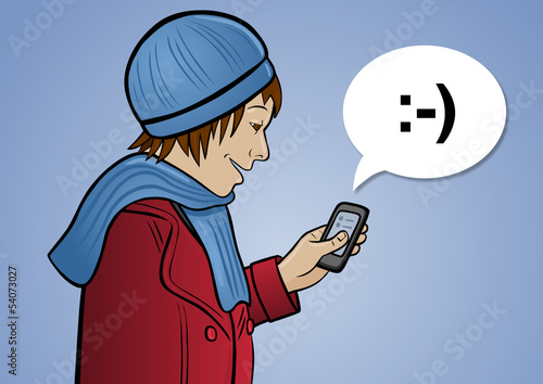 Mädchen Maria liest eine witzige Nachricht auf ihrem Smartphone